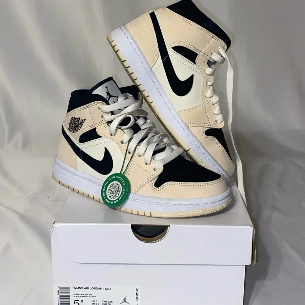 NIKE Air Jordan 1 MID Sneakers - Picture 5 of 12